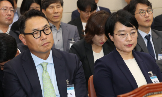 한성숙 네이버 대표(오른쪽)와 여민수 카카오 공동대표가 2일 열린 국회 과학기술정보방송통신위원회 국정감사에 증인으로 출석해 의원들의 발언을 듣고 있다.    연합뉴스